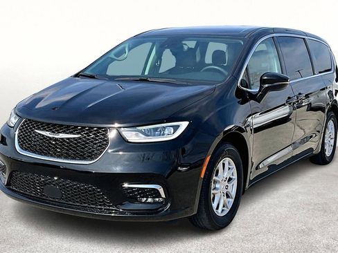 Used 2024 Chrysler Pacifica Touring-L image 15