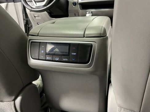 Used 2018 Toyota Highlander XLE image 24