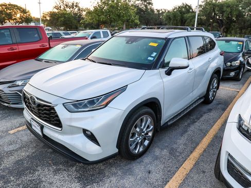 Used 2024 Toyota Highlander Limited FWD image 3