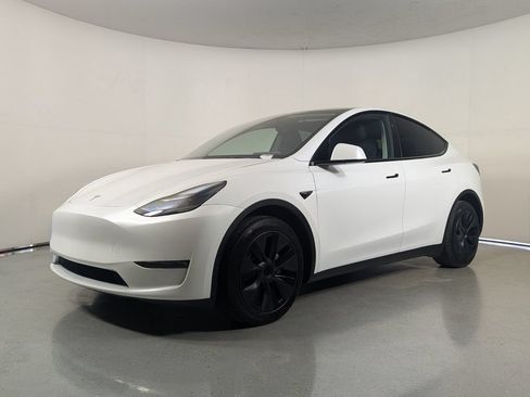 Used 2024 Tesla Model Y Long Range AWD/4WD image 3