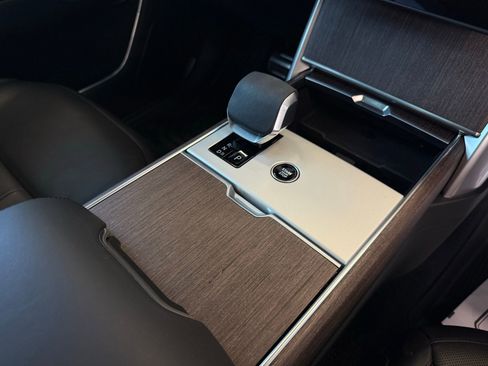 Used 2025 Land Rover Range Rover SE image 24