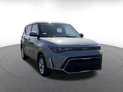 Used 2025 Kia Soul LX w/ LX Technology Package FWD image 2
