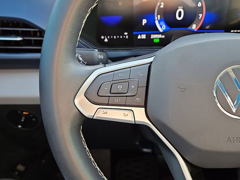 Used 2023 Volkswagen Taos SE w/ Panoramic Sunroof Package image 17