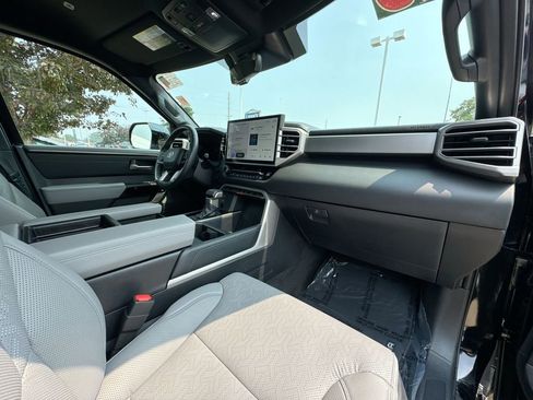 Used 2025 Toyota Tundra Limited image 27