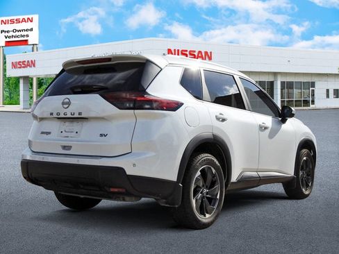 Used 2024 Nissan Rogue SV w/ SV Premium Package image 4
