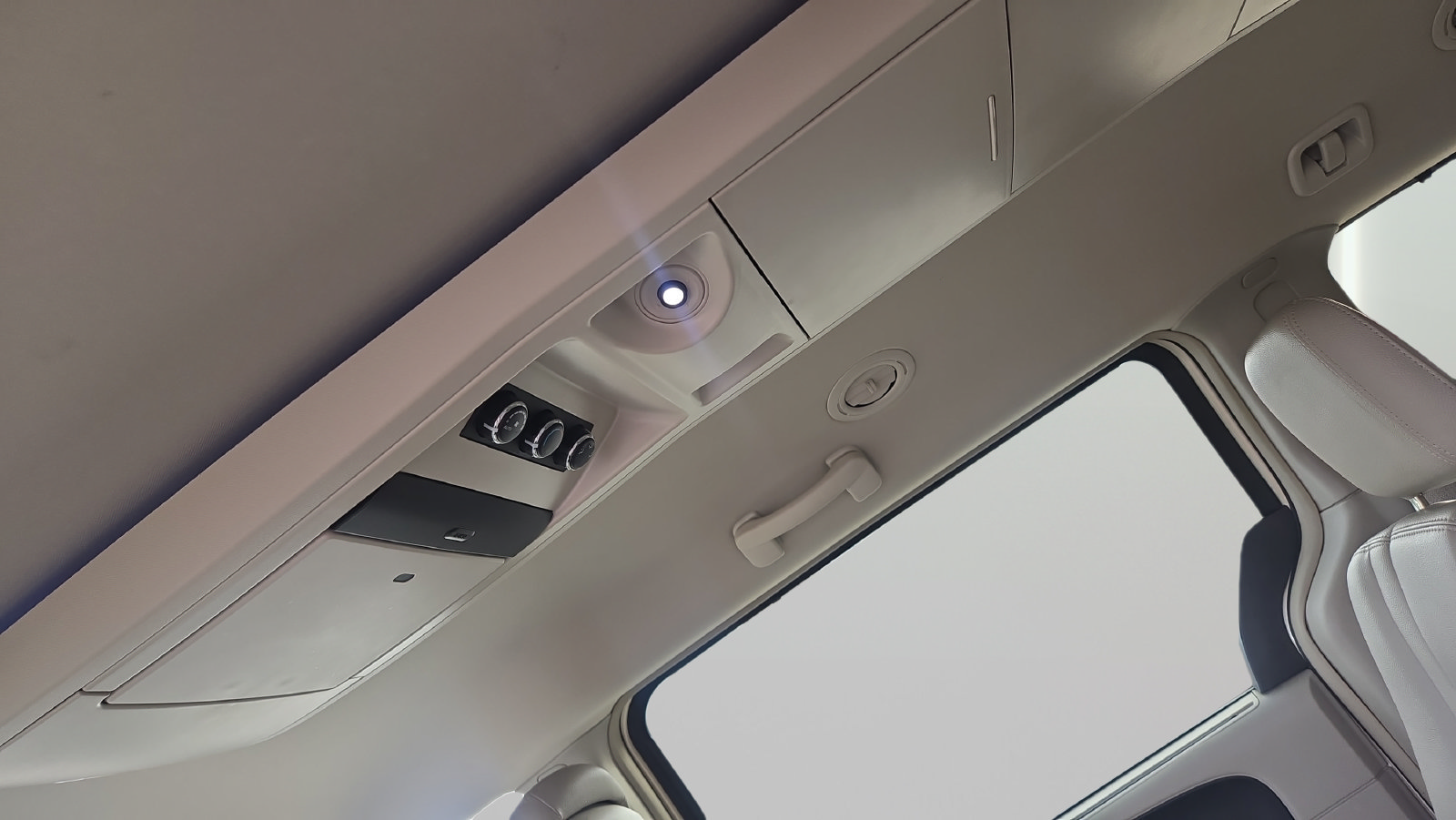 Used 2012 Chrysler Town & Country Touring-L w/ Entertainment Group #2 FWD image 28