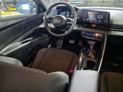 Certified 2025 Hyundai Elantra Sport FWD image 19