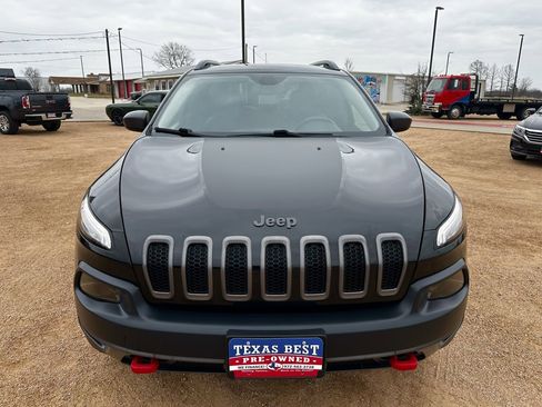 Used 2017 Jeep Cherokee Trailhawk image 2