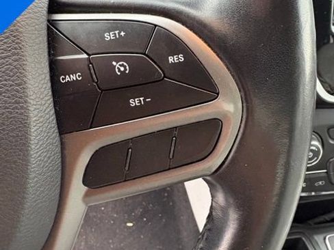 Used 2019 Jeep Cherokee Limited FWD image 16