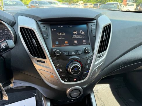 Used 2017 Hyundai Veloster FWD image 16