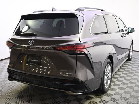 Used 2021 Toyota Sienna XSE w/ XSE Plus Package AWD/4WD image 6