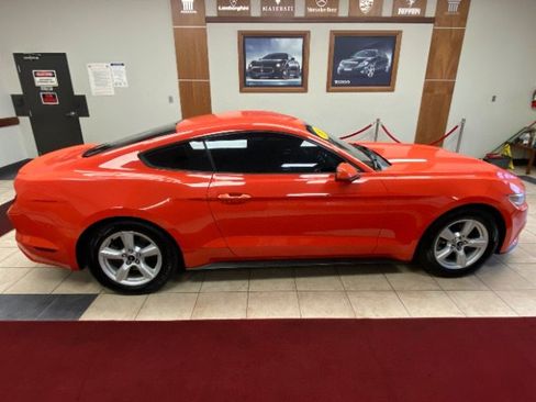 Used 2015 Ford Mustang Coupe RWD image 5