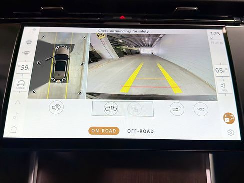 Used 2025 Land Rover Range Rover Long Wheelbase SE image 32