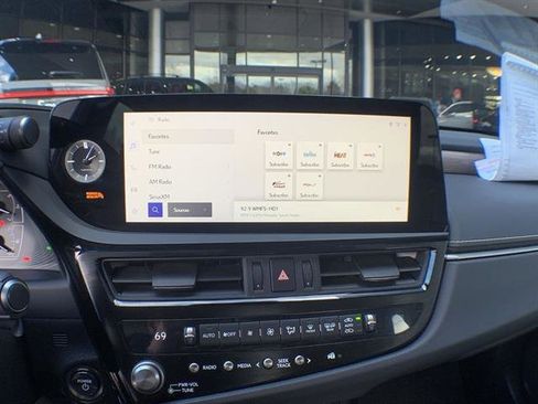 Certified 2025 Lexus ES 300h w/ Premium Package image 16