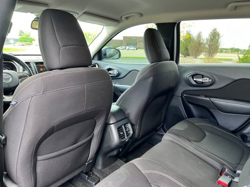 Used 2016 Jeep Cherokee Latitude AWD/4WD image 24