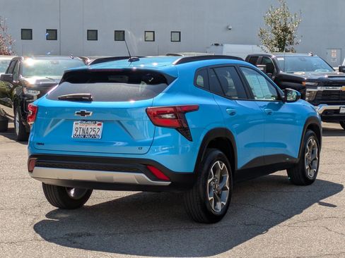 Used 2025 Chevrolet Trax LT w/ LPO, Blackout Package image 5