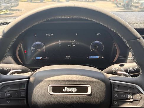 Used 2023 Jeep Grand Cherokee L Limited AWD/4WD image 15