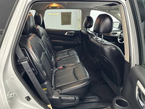 Used 2020 Nissan Pathfinder Platinum image 17