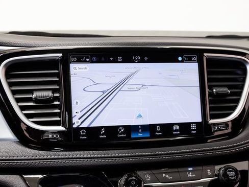 Used 2025 Chrysler Pacifica Limited FWD image 19