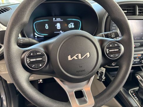 Used 2025 Kia Soul LX w/ LX Technology Package FWD image 28