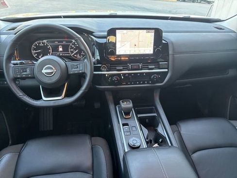 Certified 2024 Nissan Pathfinder SL image 2