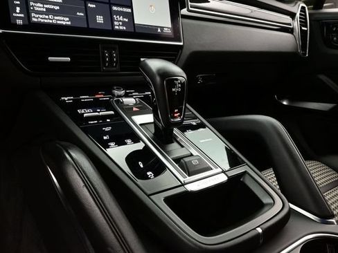 Certified 2021 Porsche Cayenne Turbo S w/ Lightweight Sport Package AWD/4WD image 11