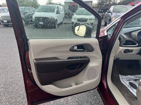 Used 2021 Chrysler Voyager Lxi FWD image 5