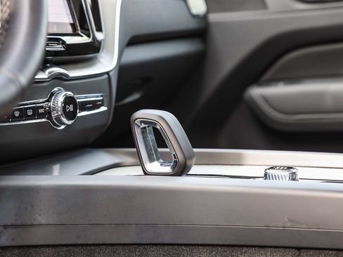 Used 2025 Volvo XC60 B5 Plus image 24