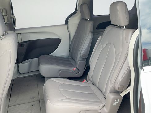 Used 2019 Chrysler Pacifica LX FWD image 38
