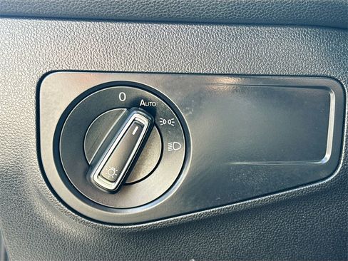 Used 2021 Volkswagen Tiguan SE image 11