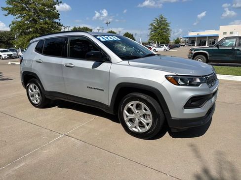 Used 2024 Jeep Compass Latitude AWD/4WD image 7