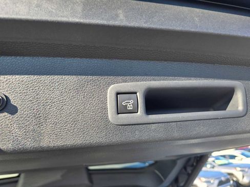 Used 2025 Toyota Sienna XLE image 19