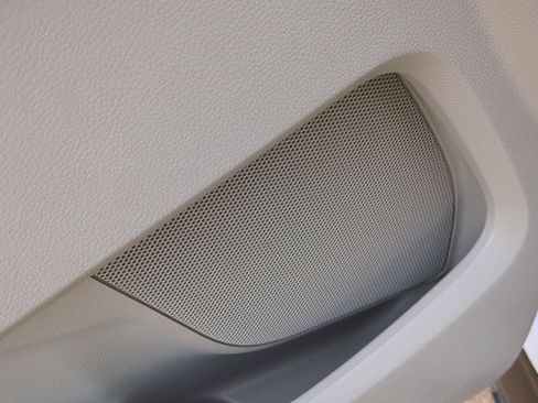 Used 2018 Ford Explorer XLT w/ Equipment Group 202A image 13