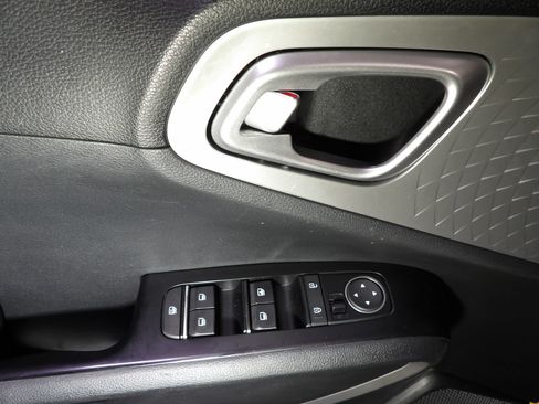 Used 2020 Kia Soul LX FWD image 8