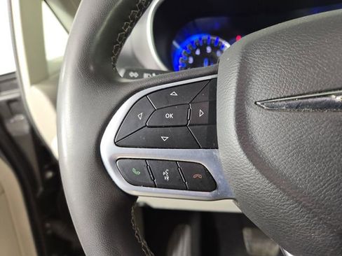 Used 2022 Chrysler Pacifica Touring-L FWD image 24
