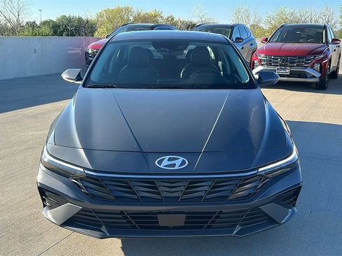 Used 2025 Hyundai Elantra Limited image 8