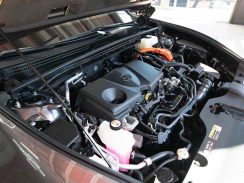 Certified 2023 Toyota Crown XLE image 32