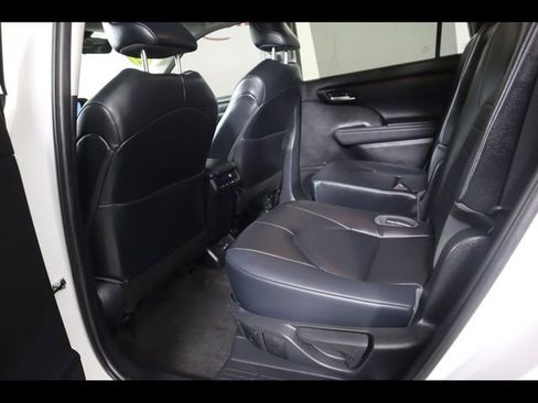 Used 2023 Toyota Highlander XLE FWD image 13
