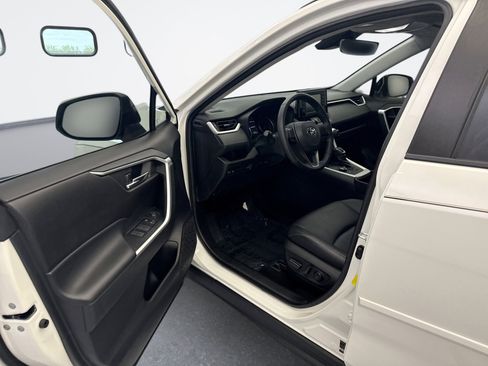 Used 2022 Toyota RAV4 XLE Premium AWD/4WD image 9