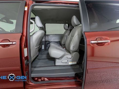 Used 2019 Toyota Sienna XLE w/ XLE Navigation Package image 24
