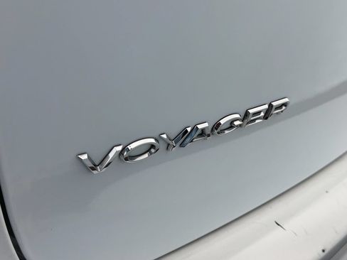 Used 2023 Chrysler Voyager LX FWD image 11