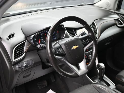 Used 2019 Chevrolet Trax LT w/ LT Convenience Package image 17