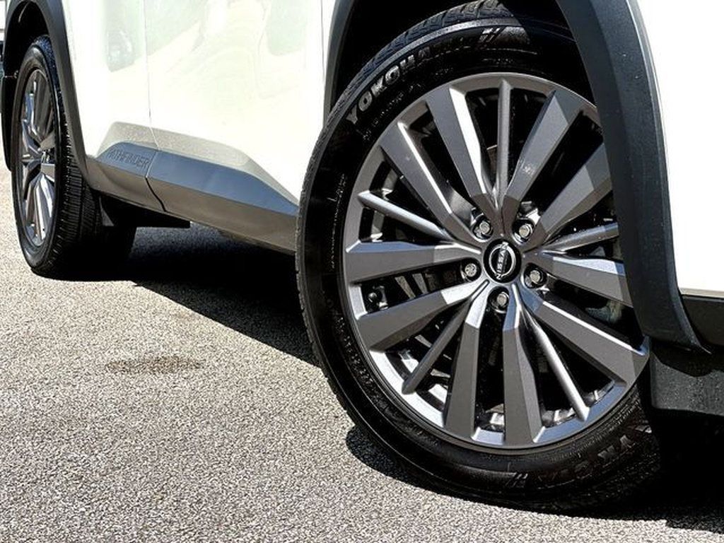 Used 2024 Nissan Pathfinder SL w/ SL Premium Package FWD image 2