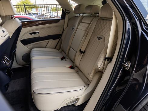Used 2023 Bentley Bentayga AWD/4WD image 40