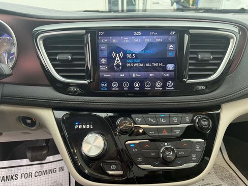 Used 2020 Chrysler Pacifica Limited w/ Tire & Wheel Group image 9