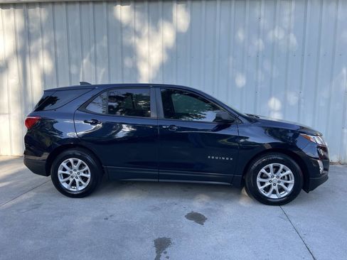 Used 2020 Chevrolet Equinox LS w/ LS Convenience Package FWD image 2