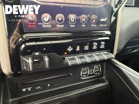 Used 2019 RAM 1500 Laramie AWD/4WD image 9