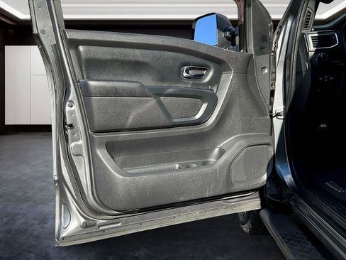 Used 2019 Nissan Titan SV w/ SV Convenience Package image 17