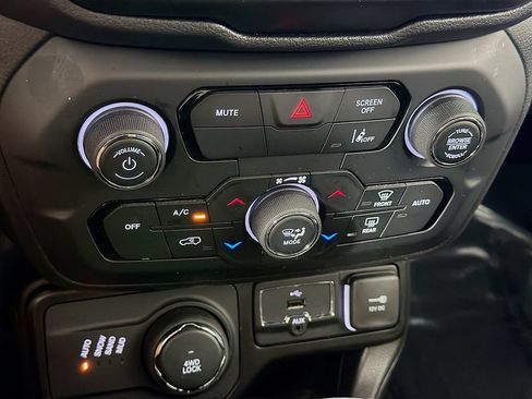 Used 2023 Jeep Renegade Latitude AWD/4WD image 16