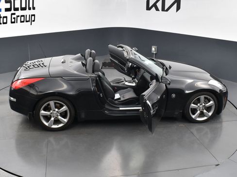 Used 2007 Nissan 350Z Touring image 32